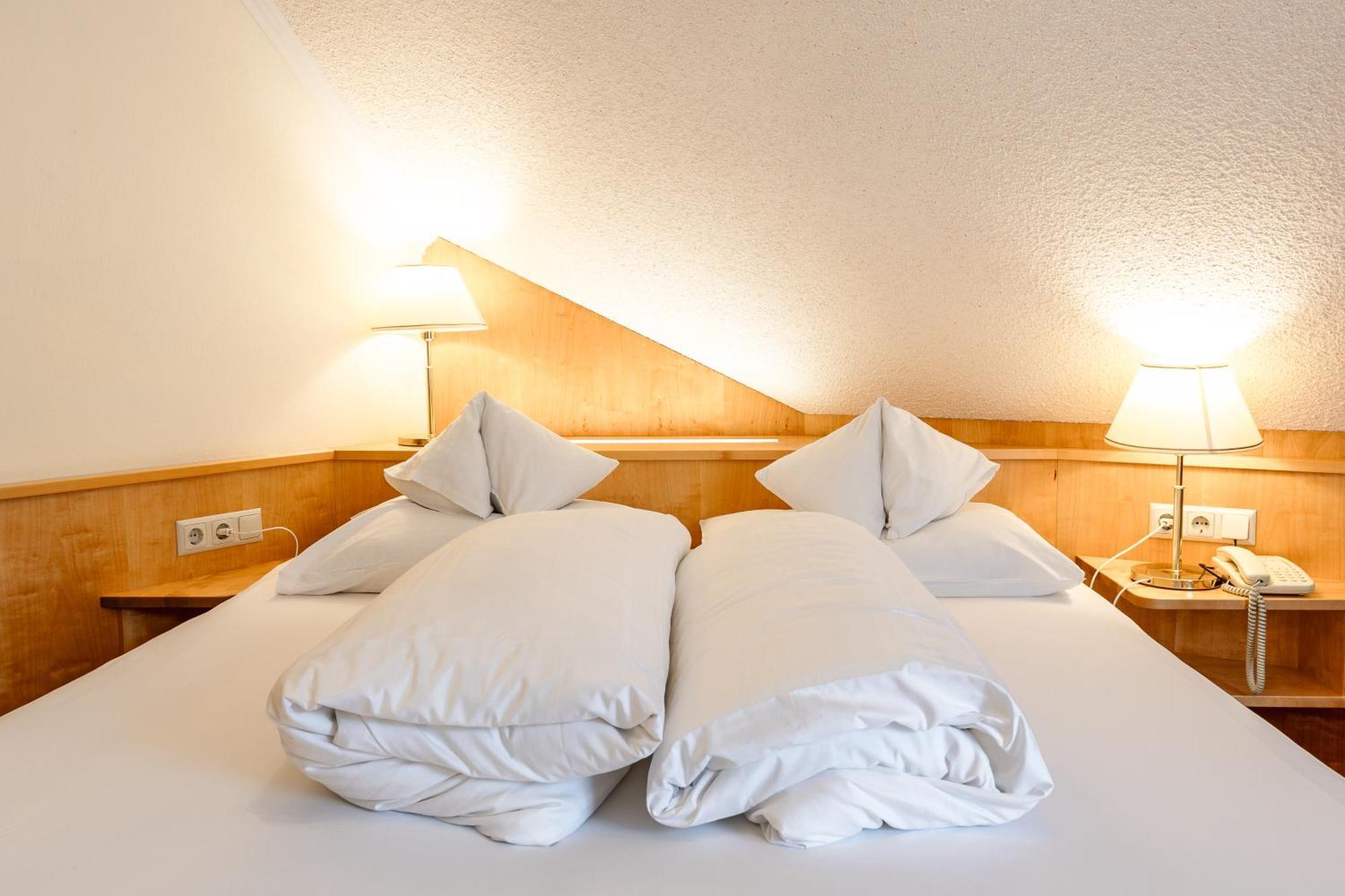 Schlosshotel Seewirt Turracher Hoehe Ngoại thất bức ảnh