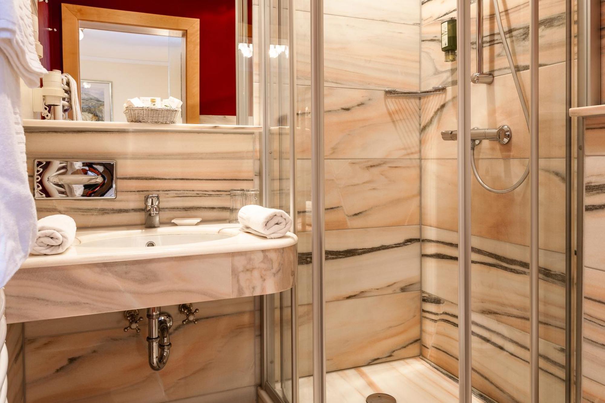 Schlosshotel Seewirt Turracher Hoehe Ngoại thất bức ảnh
