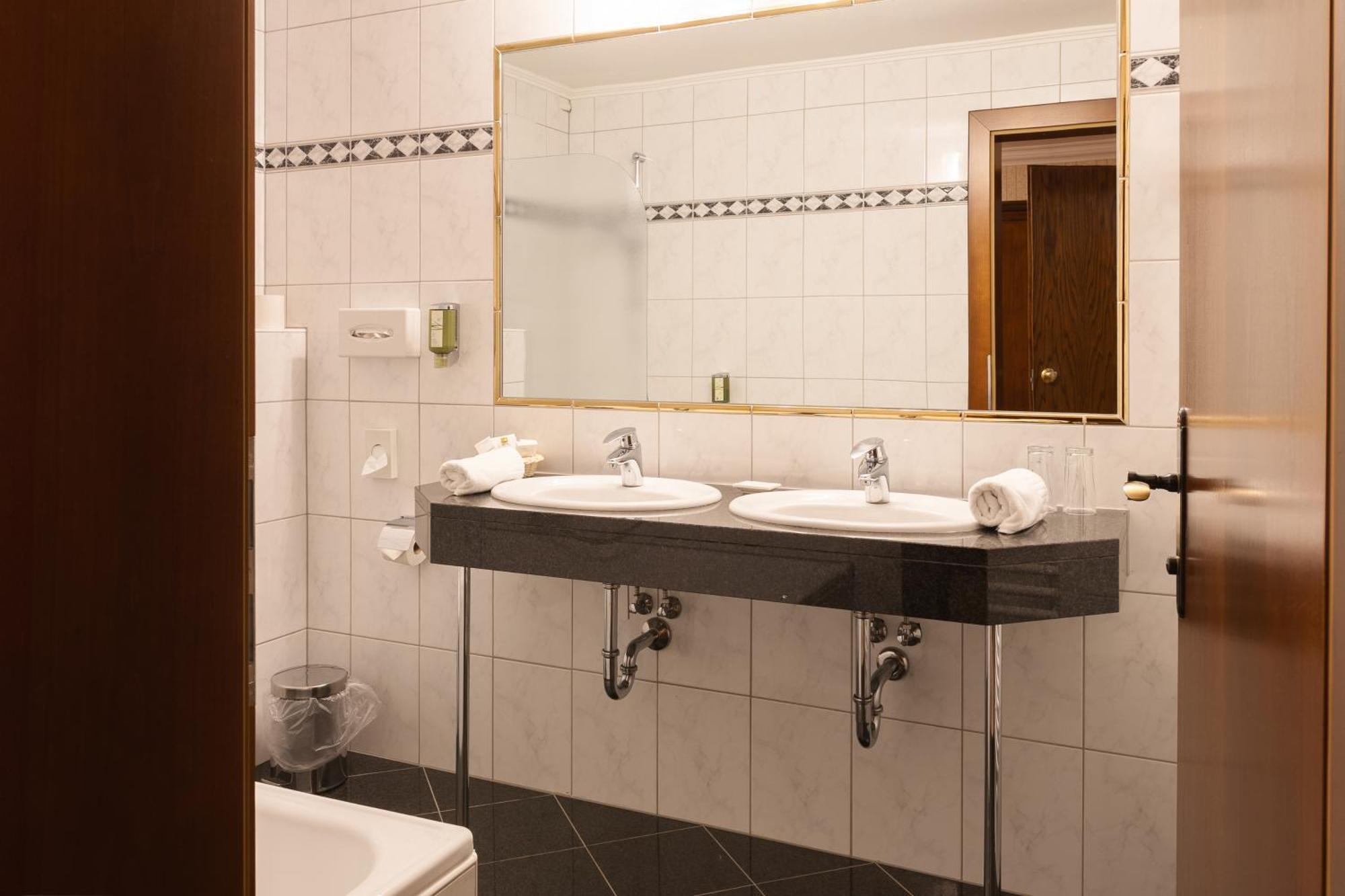 Schlosshotel Seewirt Turracher Hoehe Ngoại thất bức ảnh