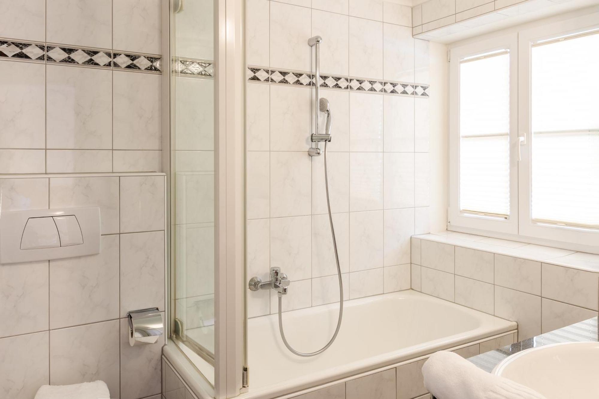 Schlosshotel Seewirt Turracher Hoehe Ngoại thất bức ảnh